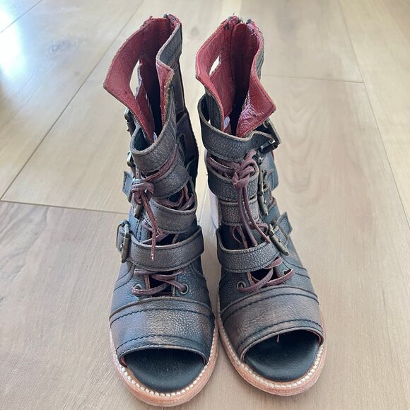 Like New Freebird Braeden SZ 8 Black Multi Strappy Peep Toe Leather Bootie Heels - Picture 5 of 7